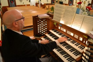 David Thomas at the console of the Samples Memorial Organ